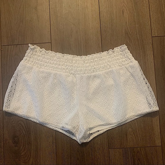 No Boundaries Pants - No Boundaries white short shorts size medium